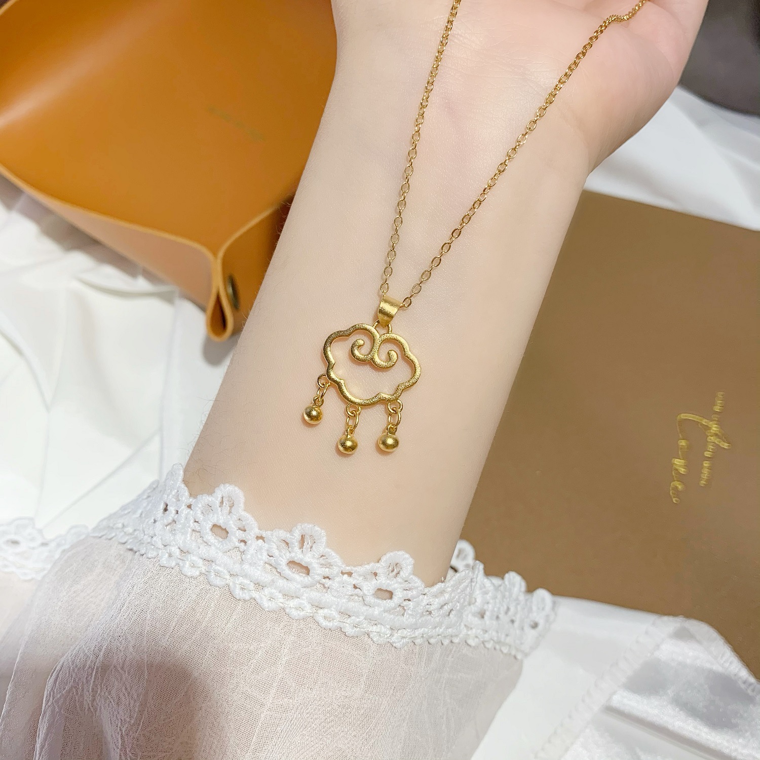 Xiangyun Longevity Lock Pendant, 18k gold imitation necklace, women's sand gold simple bead collarbone necklace that does not fade for a long time full figure