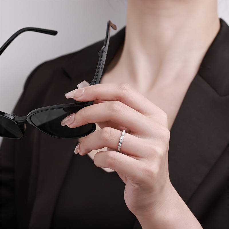 Zhuoheng Select S925 all-silver Moissanite wedding ring, simple and versatile, high-end design ring wholesale ring Application Scenario