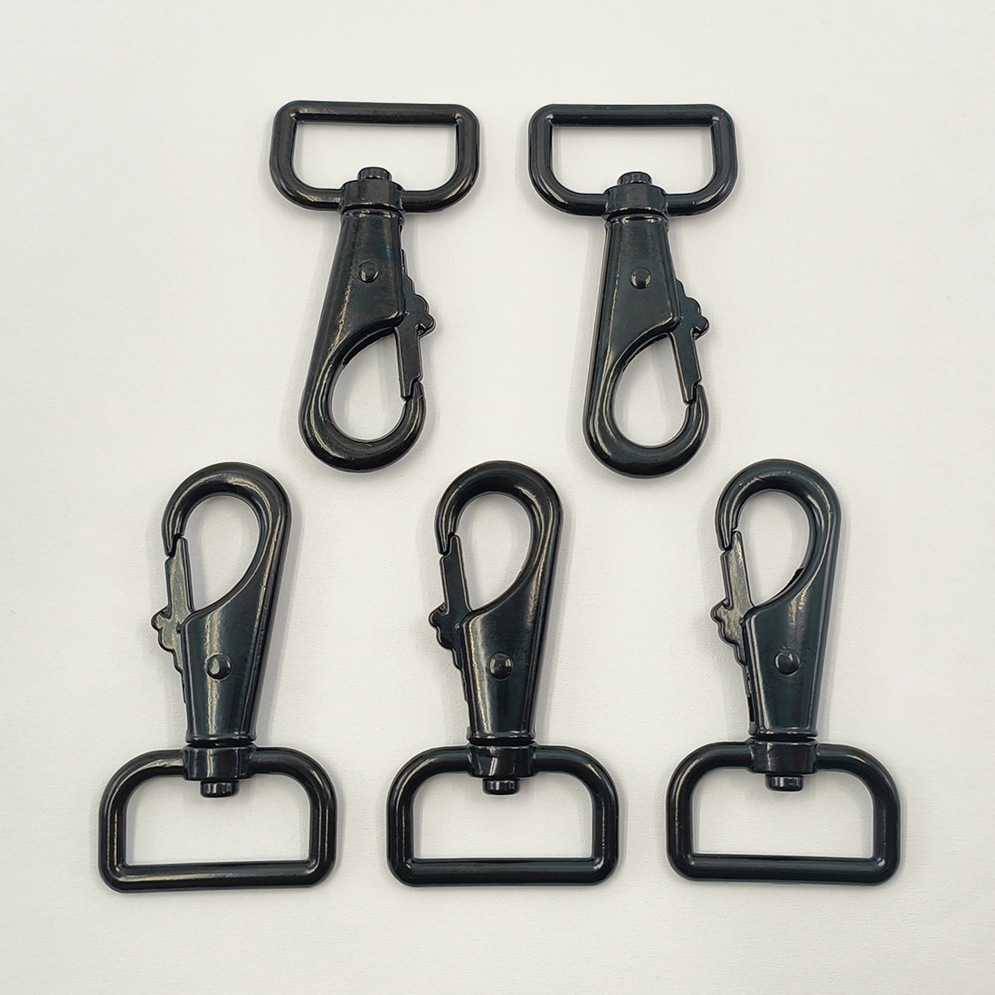 1-inch square tail shrimp buckle bag hardware accessories bag strap connection key chain zinc alloy electrophoretic black pet hook buckle Application Scenario