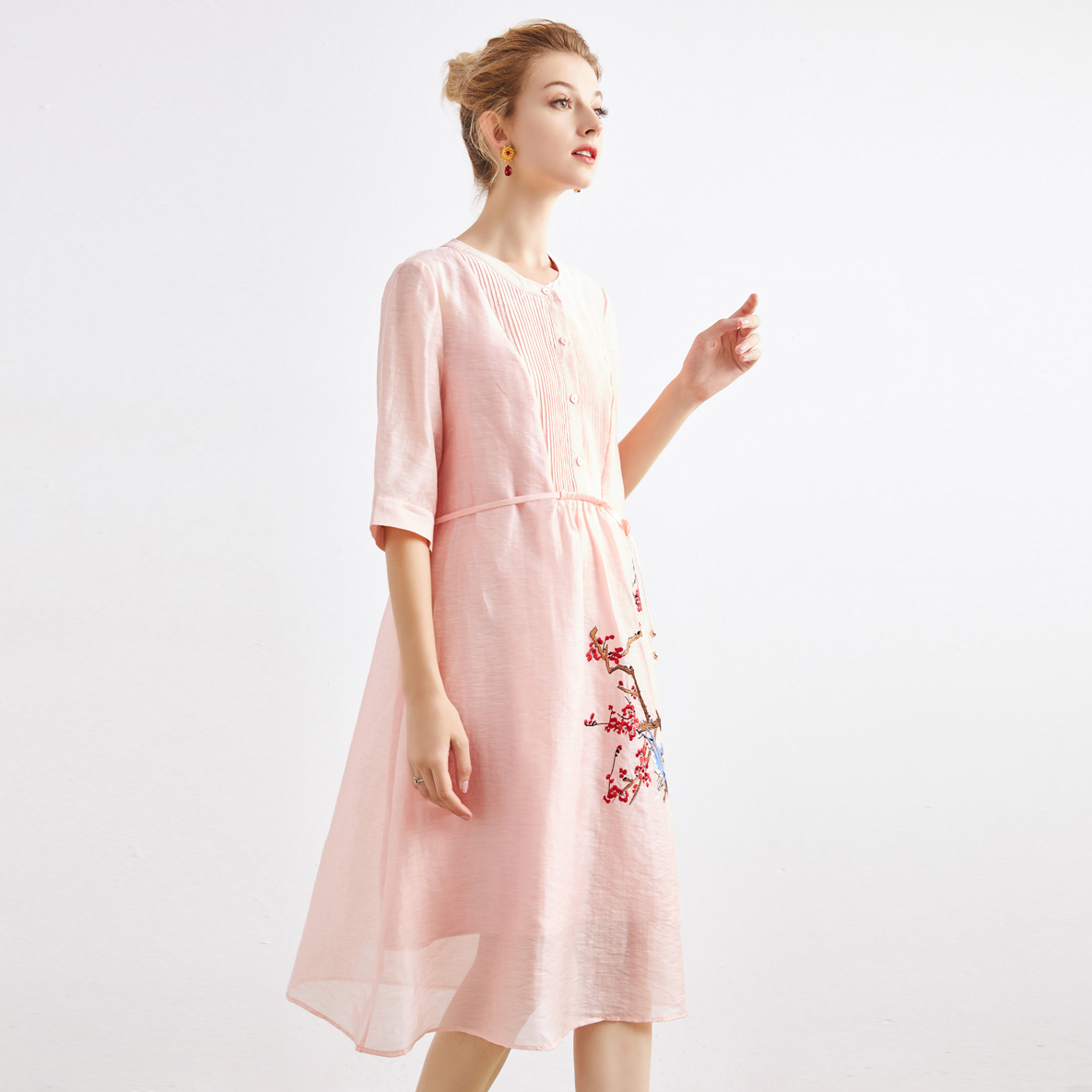 The new women's dress for Spring/Summer 2013 is a stylish and elegant cardigan with a round neck and embroidery. It is a silk and linen dress that goes well with women Specification drawing