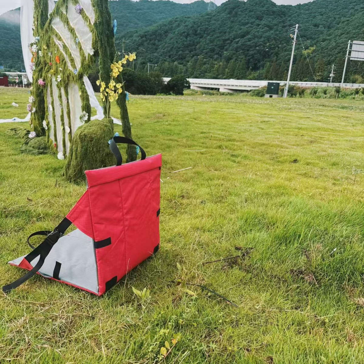 Cross-border Amazon outdoor thickened anti-dirt seat cushion, camping convenient concert seat cushion with backrest, moisture-proof seat cushion details Picture