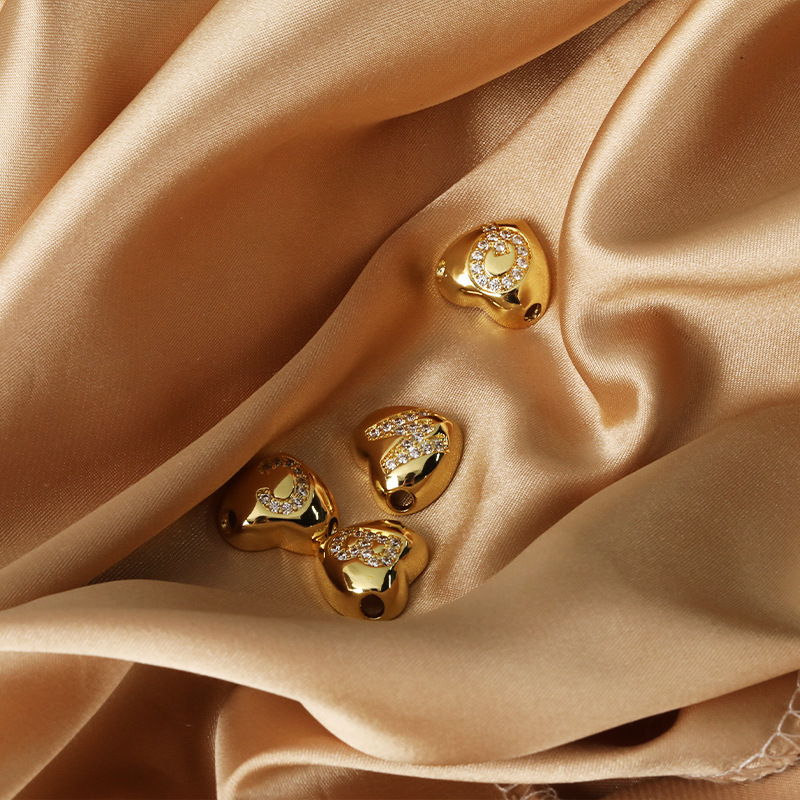 A new cross-border fashion pendant with 26 English letters, featuring a copper micro-inlaid zircon heart pendant and a high-end collarbone chain Application Scenario