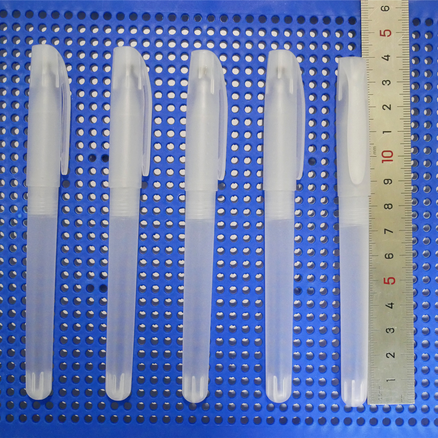 وكتب الطلاب اللوازم المكتبية بشكل جيد باستخدام الأقلام الحيادية من طراز K35 (K35) السوداء في الصباح