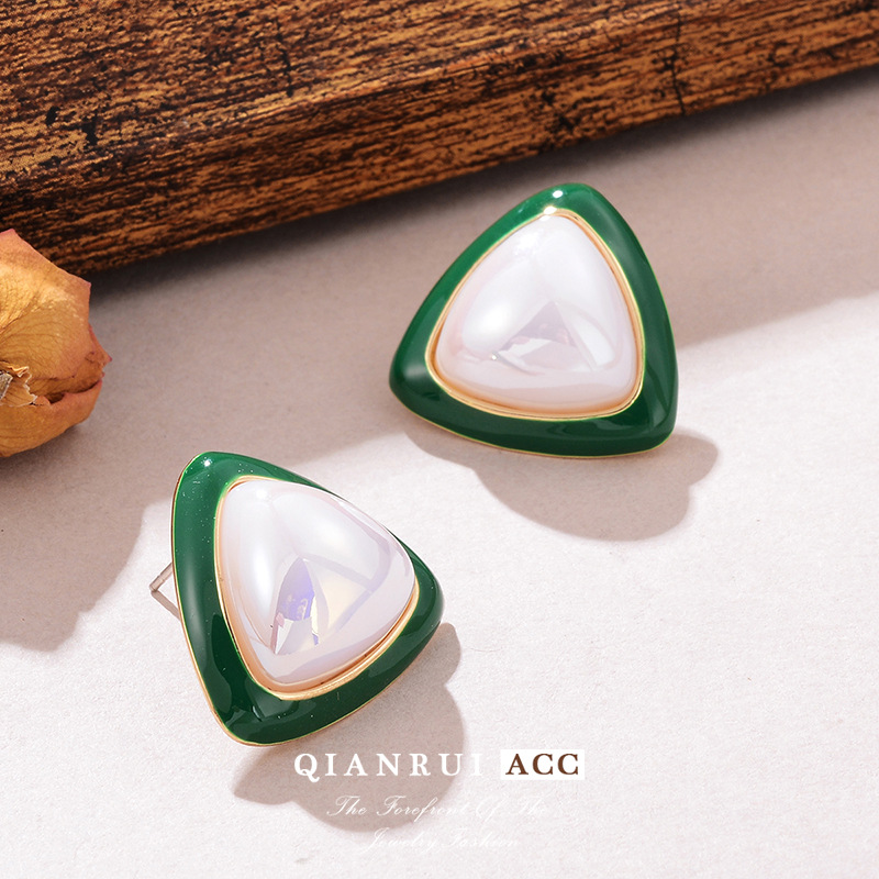 Wholesale of fashionable new triangular pearl stud earrings with a sense of design, niche women's earrings, geometric elegance and simplicity Specification image