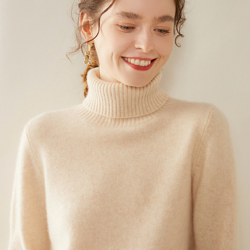 This winter new high-neck thickened cashmere sweater is a simple and versatile solid color for women, with a relaxed and elegant style. It is a knitted base layer