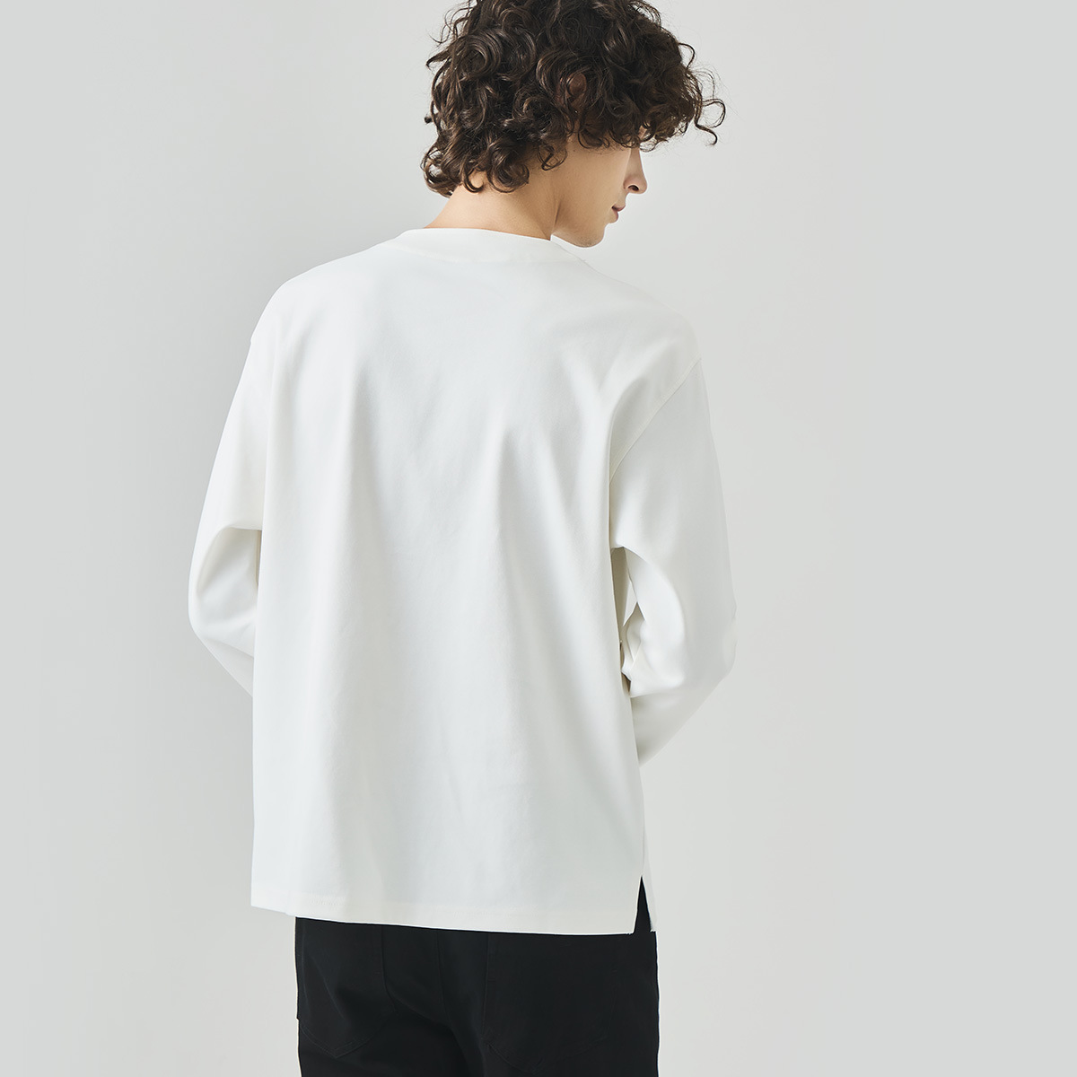 APO Men's Wear: Cross-border men's long-sleeved T-shirt with a light luxury and high-end feel, loose semi-zipper solid color casual innerwear Application Scenario