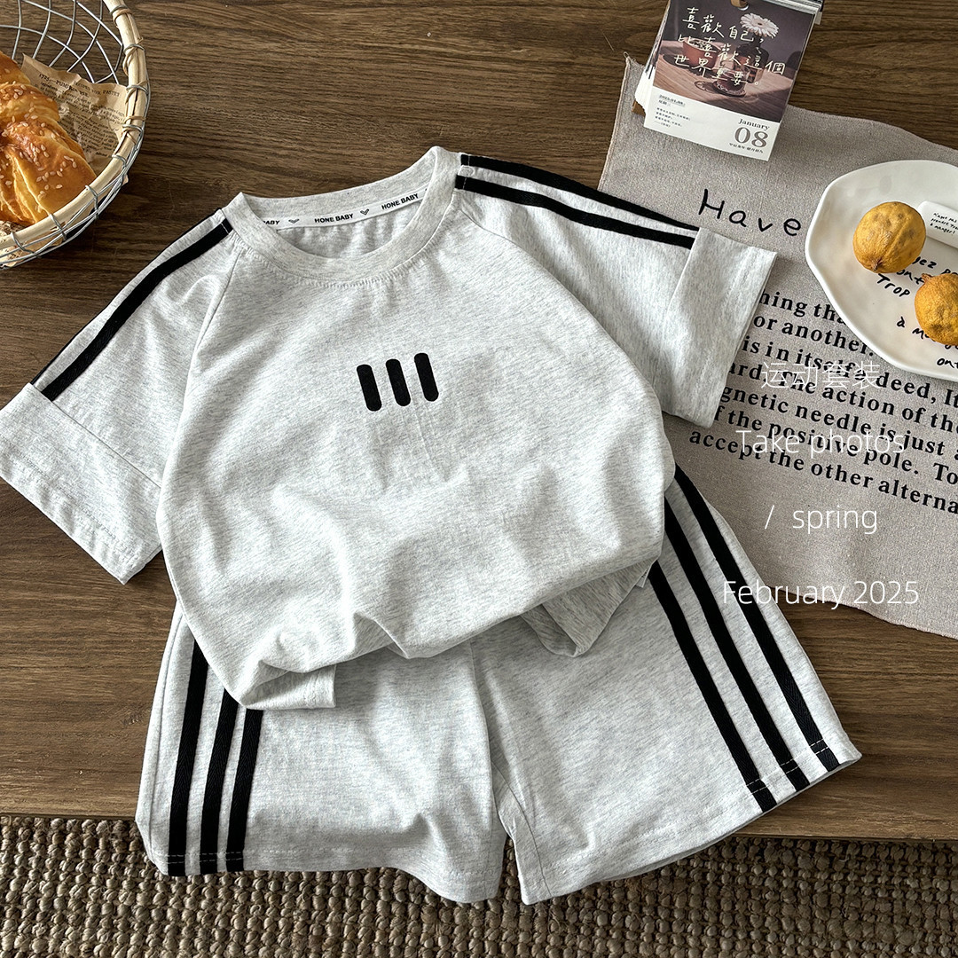 Two pieces of pure cotton Korean-style children's summer short-sleeved T-shirt set, versatile and patchwork for boys and girls Application Scenario