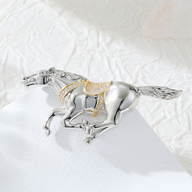 A light luxury and high-end two-color gold zodiac horse brooch, a business-style outfit that leads to success. Exquisite brooch, suitable for both men and women Application Scenario