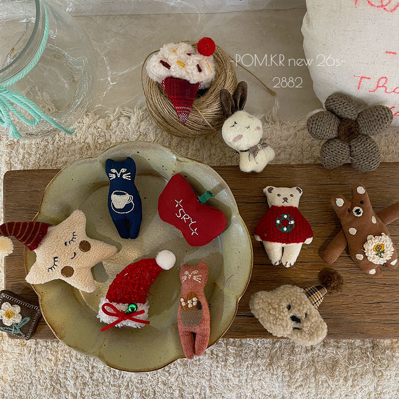 New Korean version autumn and winter cartoon hand-filled cotton children's brooches, clothing diy accessories, auxiliary materials, pins, ornaments and accessories Application Scenario