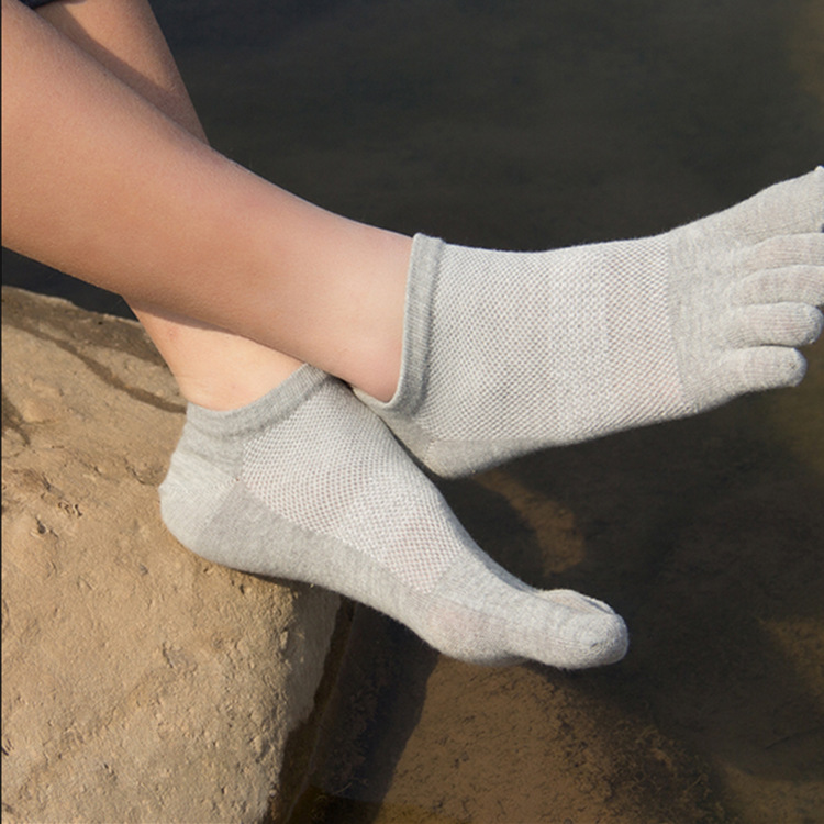Spring and summer new sporty and casual men's socks, mesh breathable five-toed socks, short pure cotton comfortable split-toe socks for men wholesale Application Scenario