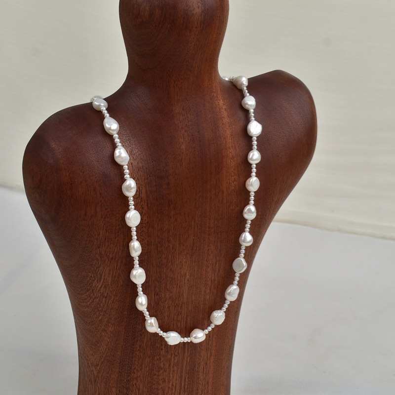 This natural-shaped pearl necklace with an extended design is a versatile and luxurious Baroque pearl sweater chain that exudes a sense of sophistication