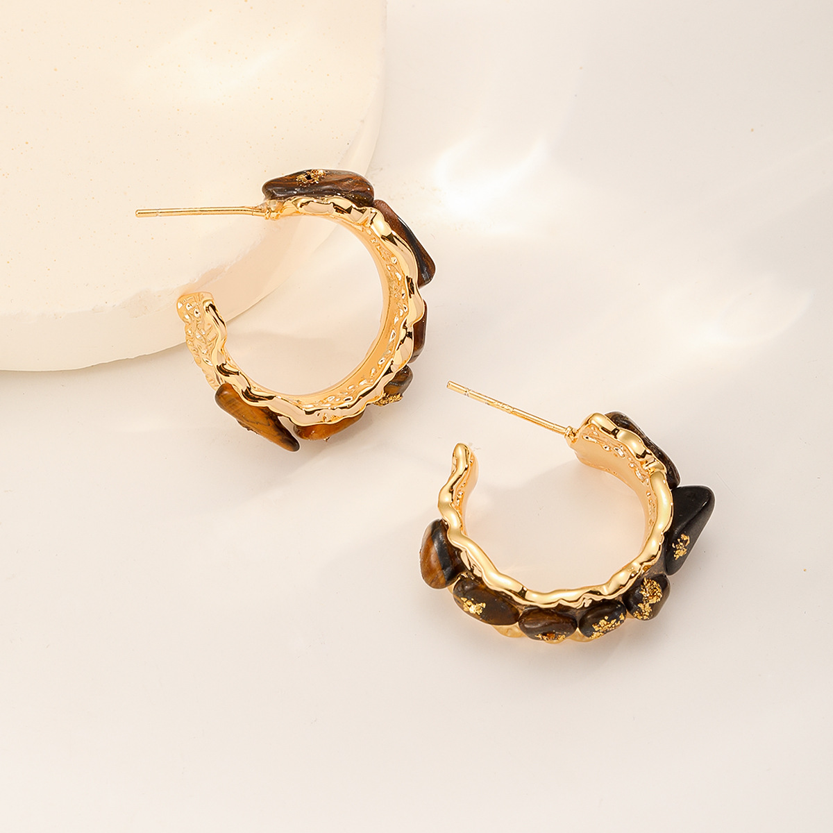 Nasha's European and American cross-border niche retro texture earrings with natural stone inlays exude a light luxury and high-end feel. They are non-fading earrings details Picture