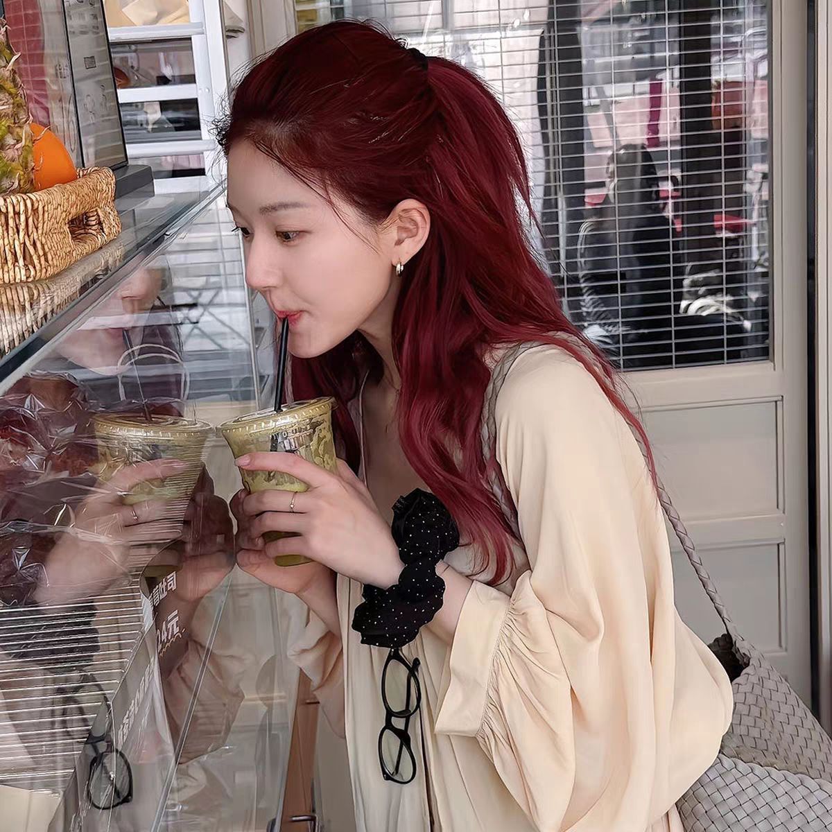 Zhao Lusi's polka dot large intestine hair band is versatile and elegant. The low ponytail hair band gives a high-end look. It's a hair accessory for women Application Scenario