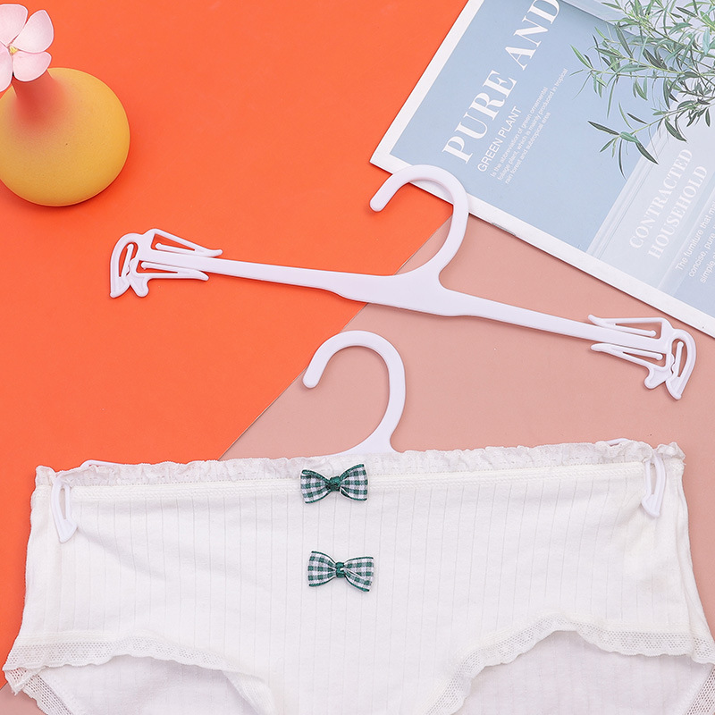 Wholesale of thickened, anti-slip and traceless clothes hangers for clothing stores, household thickened clothes hangers, underwear hangers, and available for order Application Scenario