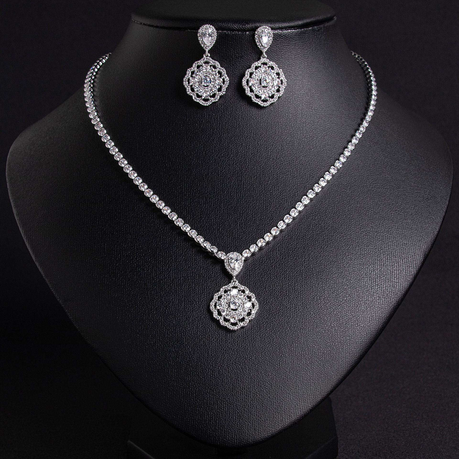 Cross-border light luxury copper-inlaid zircon flower petal necklace, women's niche Instagram super sparkling flower pendant collarbone chain wholesale details Picture
