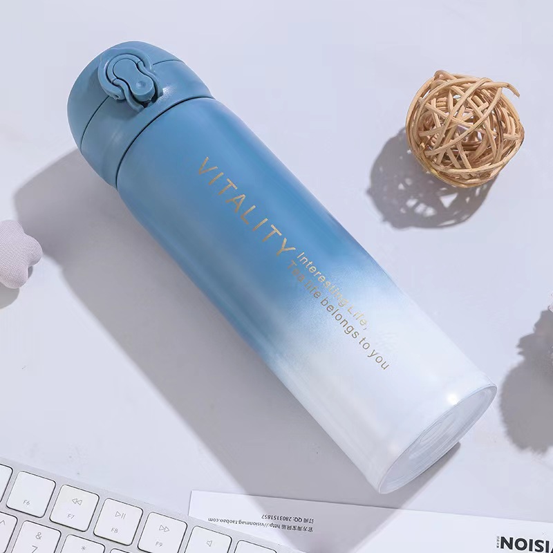 Bouncing insulated CUP, 304 stainless steel cup, men's and women's gradient color water cup, gift wholesale, engraved cup, blue and white gradient Application Scenario