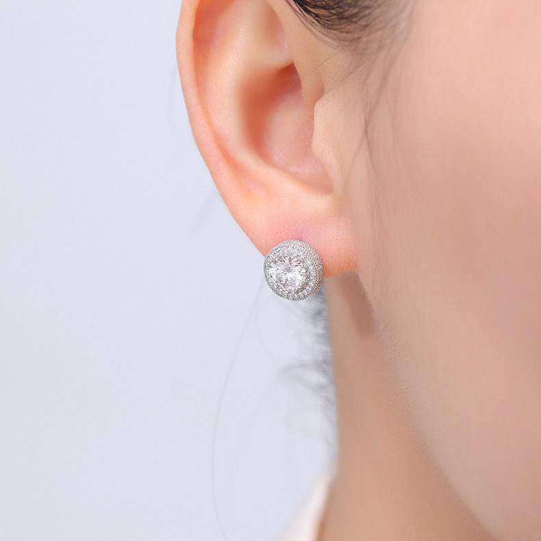 Zhuoheng Select 925 all-silver full-diamond one-carat Moissanite stud earrings, a simple and versatile European and American hip-hop style Application Scenario