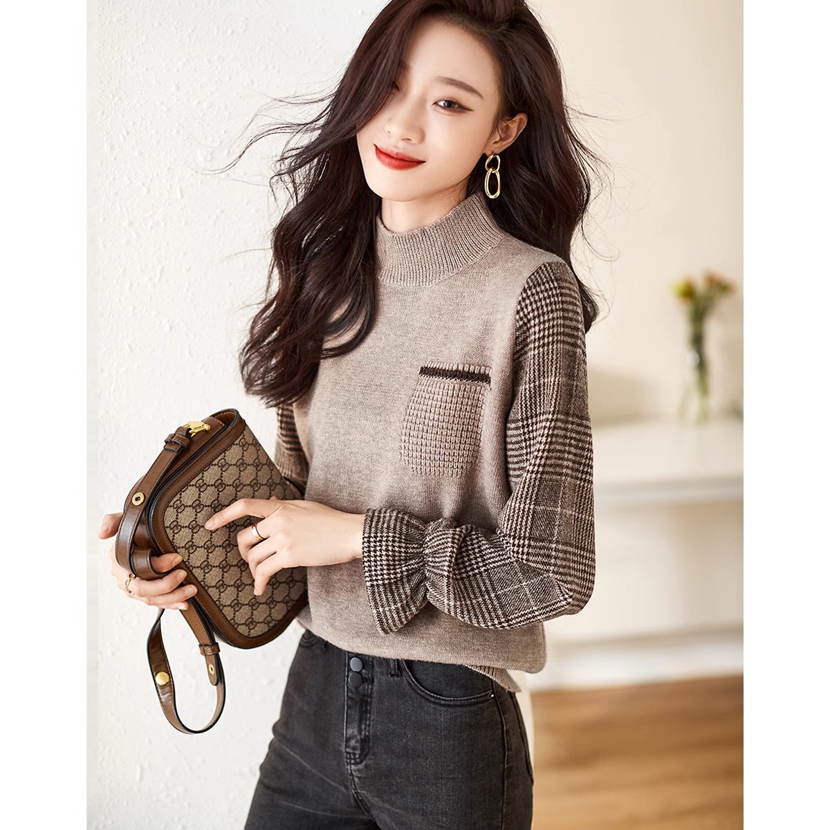 Two fake sweater women's tops for Spring and autumn 2024, knitted base layer, stylish patchwork top, checkered flared sleeves Application Scenario