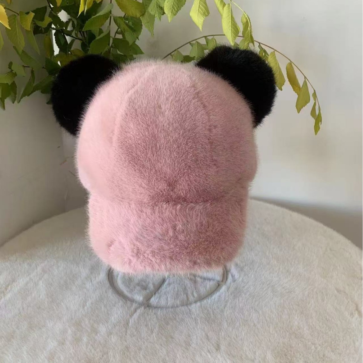 A cute winter cap with mink fur and panda ears, a large brim that makes the face look smaller, warm and fluffy ear-protecting cap details Picture