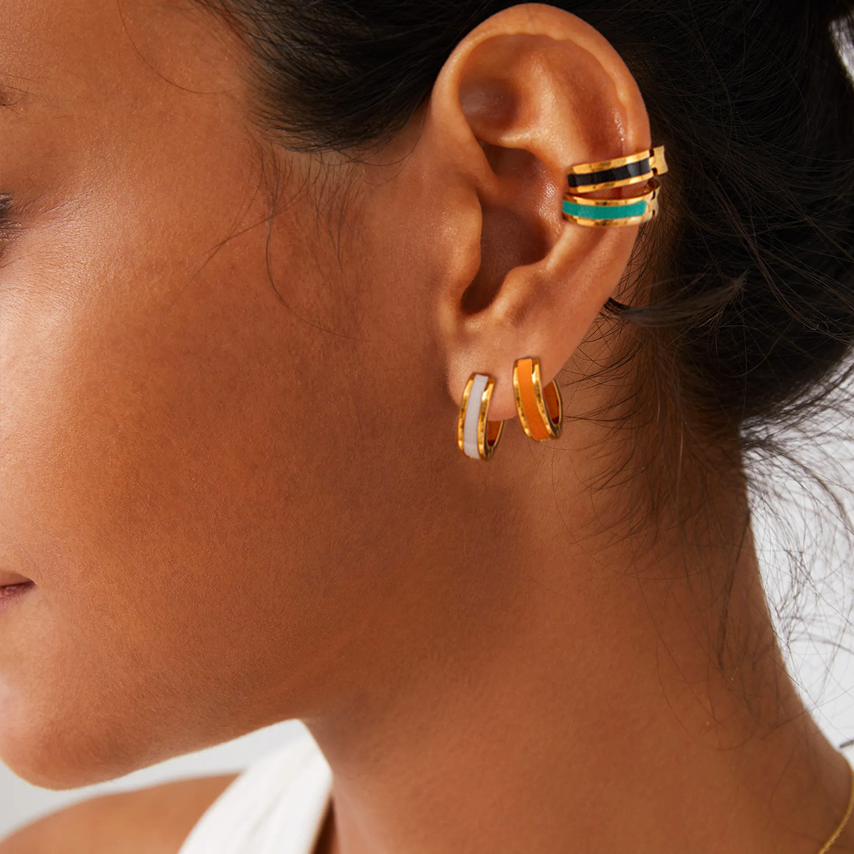 The popular ins style colorful oil-dripping round earrings for women have a niche design sense and are made of 18K gold-plated geometric titanium steel ear studs Application Scenario
