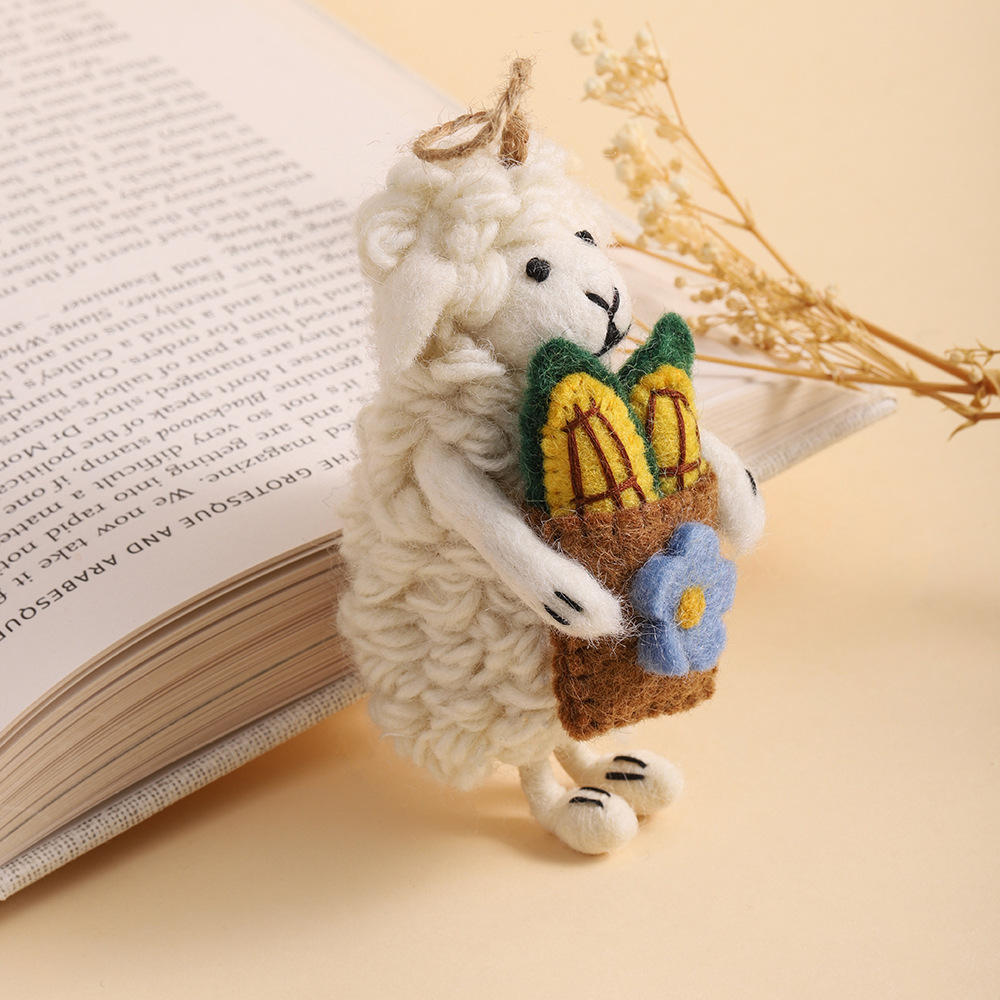 Ms. Yang's handcrafted wool felt pendants feature a high aesthetic level, three-dimensional little sheep doll pendants, and are niche bag pendants Specification image