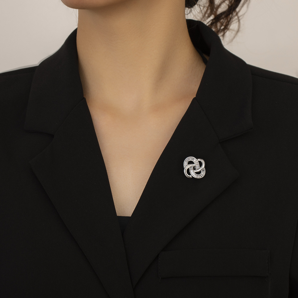 A new trendy neckline decorative brooch with a small chanel-style silk scarf buckle, a corset, and a geometric design brooch for a suit overcoat Application Scenario