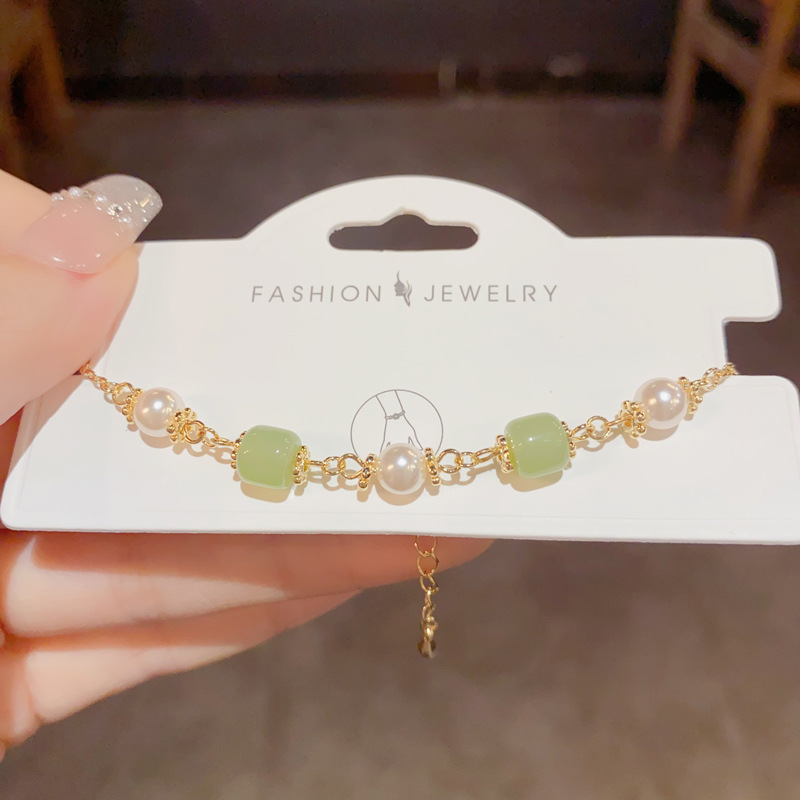 This niche, fashionable, versatile, and stylish green pearl chain bracelet exudes a light luxury and high-end charm