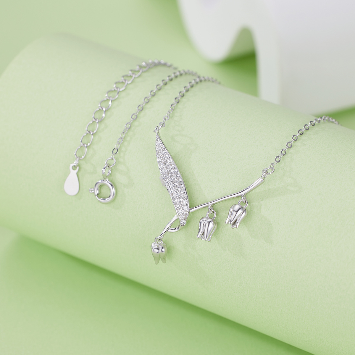 S925 silver necklace, Lily of the valley necklace, women's light luxury niche design, fashionable flowers, high-end sense collarbone chain Application Scenario