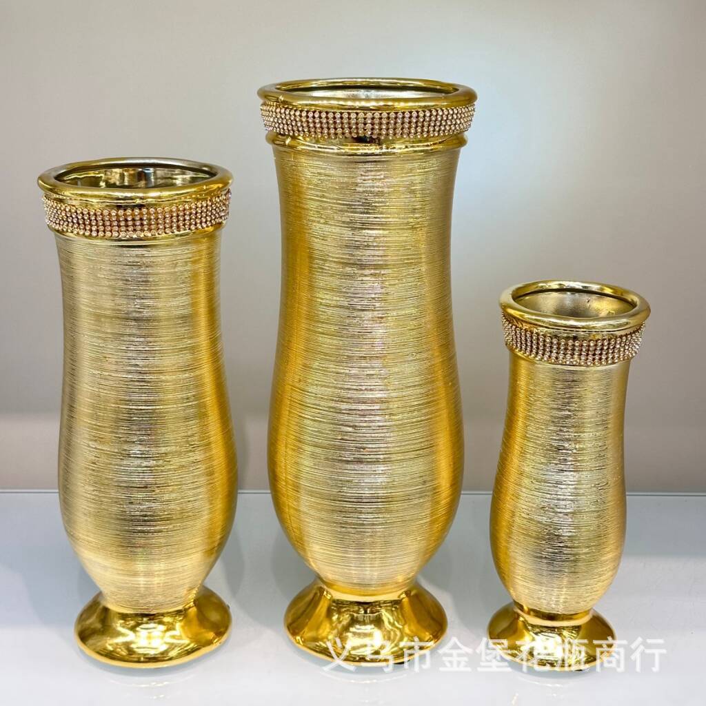 A light luxury ceramic vase for hotel soft furnishings, featuring electroplated brushed and diamond-encrusted craftsmanship, is a decorative item for a model room
