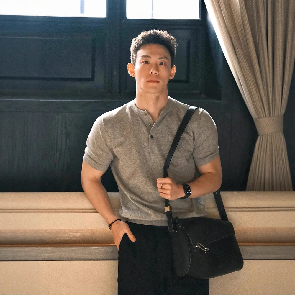 American fitness Henley collar short-sleeved polo shirt for men, summer off-the-shoulder, tight-fitting T-shirt with a strong and firm half-sleeve