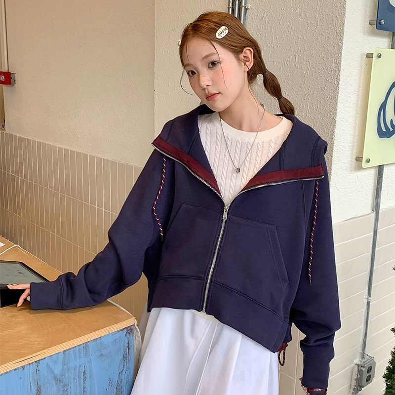 A real grey casual sporty style color-blocking hooded sweatshirt for women, a versatile and relaxed top for autumn and winter Application Scenario