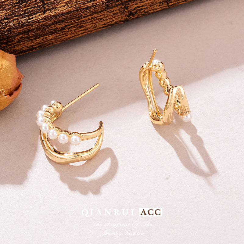 Light luxury style, high-end feel, small fragrance style, irregular C-shaped pearl earrings, double-layer niche design sense, stud earrings for women wholesale details Picture