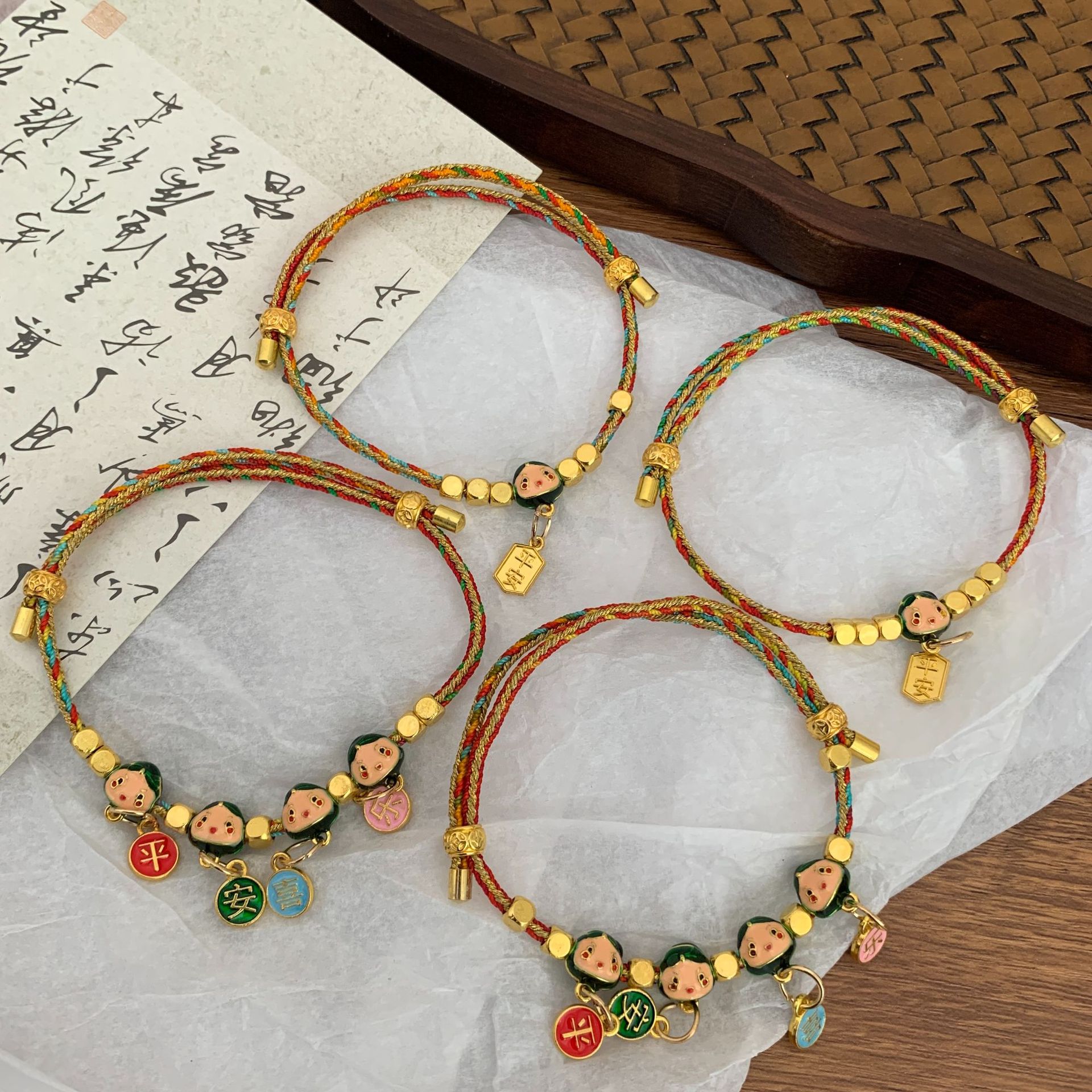 A new style of fashionable crystal bracelet featuring colorful woven crystal sand gold Specification image