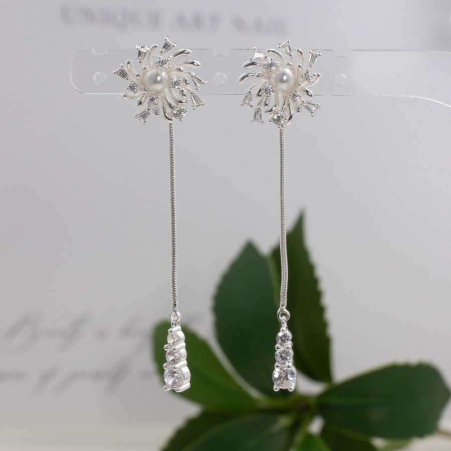 Xuhui brand's new copper-plated real gold S925 silver needle Korean-style elegant women's long tassel pearl petal earrings, high-end French earrings, retro earrings, exaggerated Application Scenario