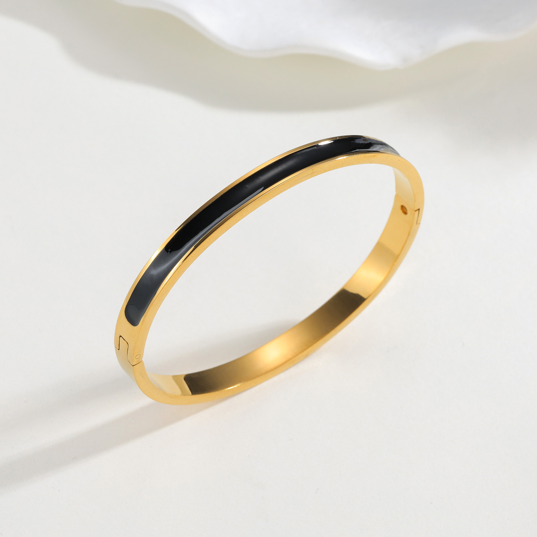 Cross-border epoxy resin ladies' bracelet, fashionable and elegant stainless steel bracelet, women's European and American style, versatile titanium steel bracelet Application Scenario