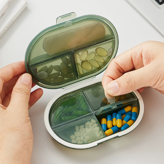 Simple and portable seven-compartment medicine box, packaging box, business trip pills, jewelry storage sealed box, medicine storage plastic box Application Scenario