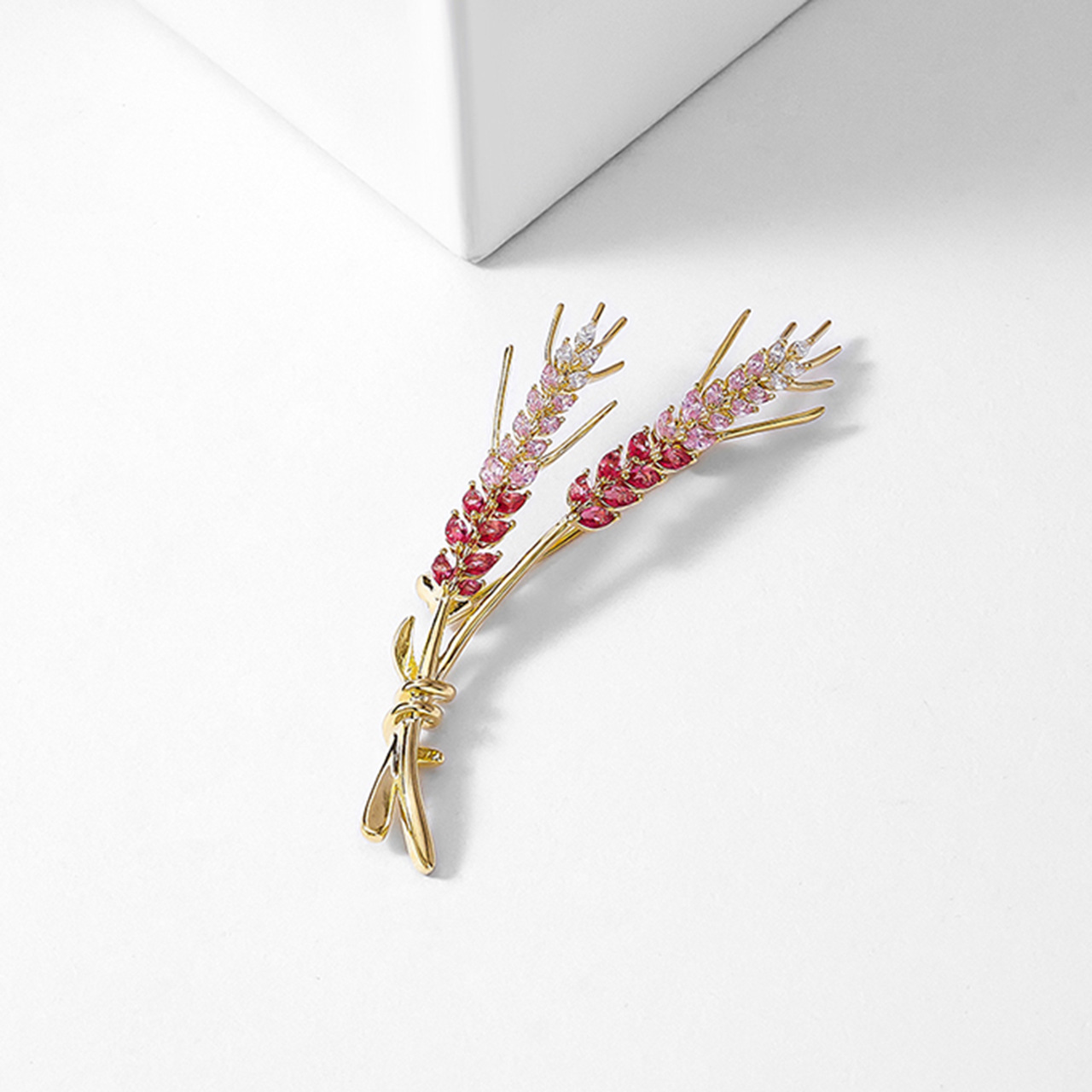 Fashionable and versatile wheat ear brooch, exquisite and high-end pin, high-end suit cardigan decoration, personalized brooch collar pin accessory Application Scenario