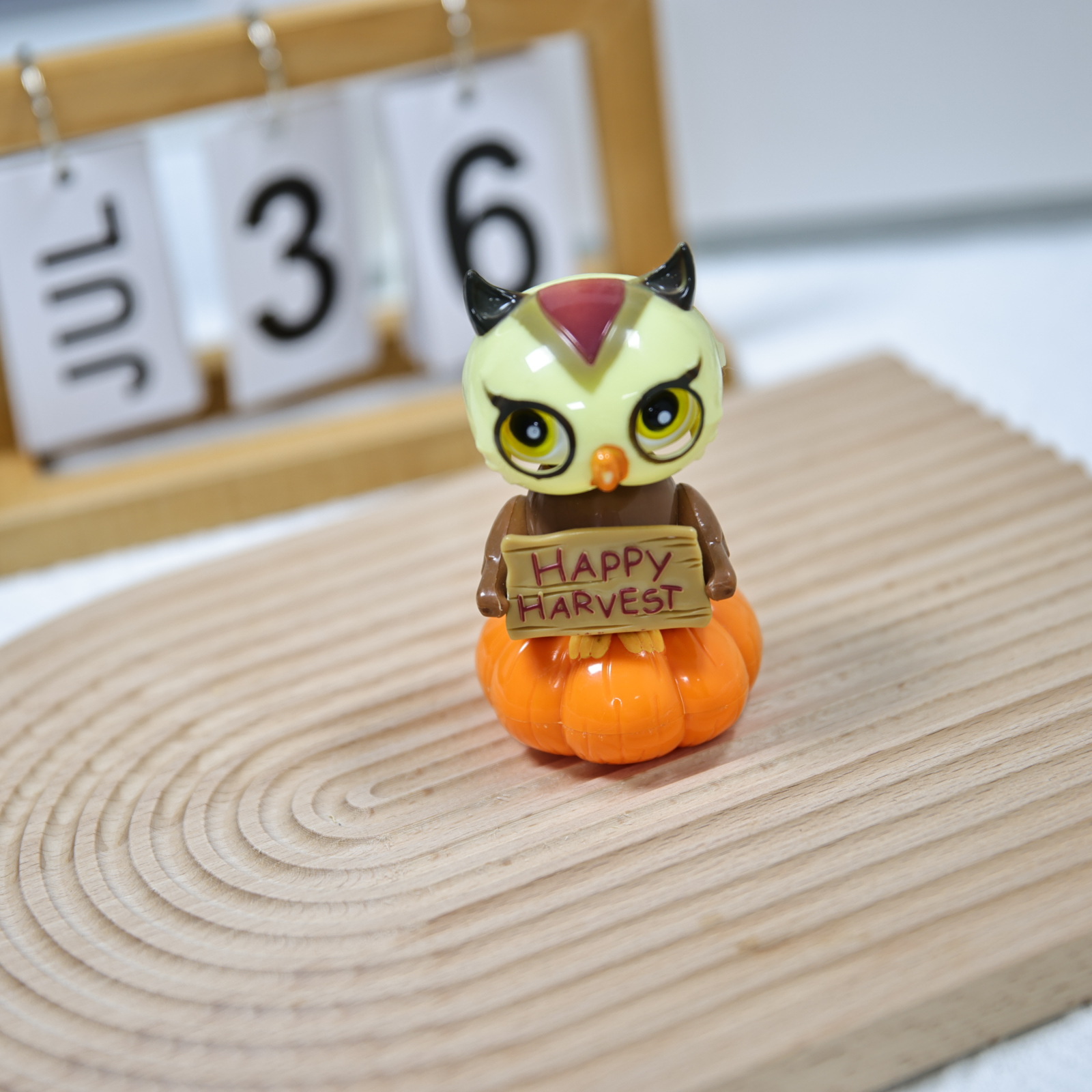 跨境新品万圣节太阳能摇摆器南瓜猫头鹰车载摇摆摆件工厂直销