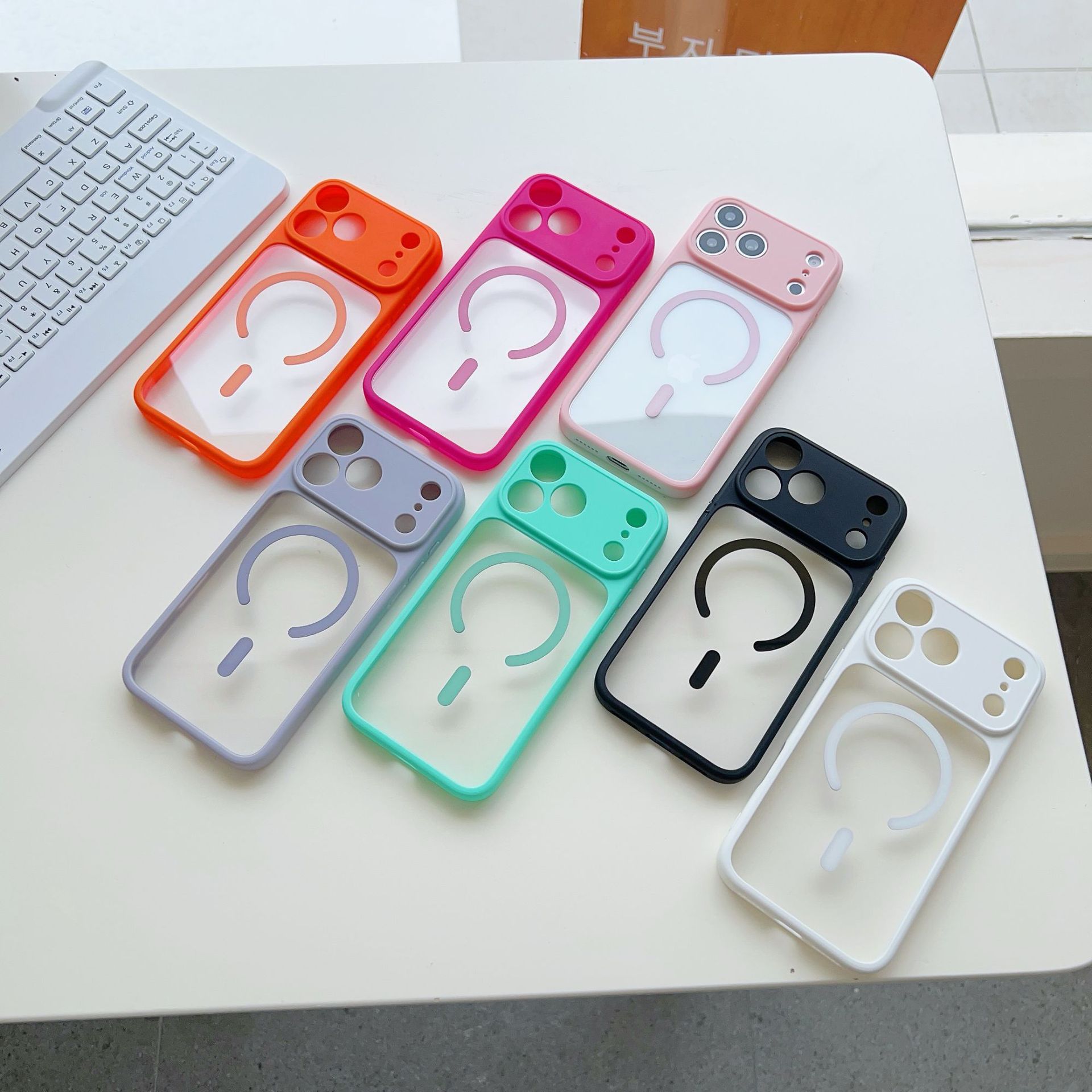Instantly transform into a transparent acrylic magnetic full-coverage fine-hole protective case suitable for iPhone17Pro Application Scenario