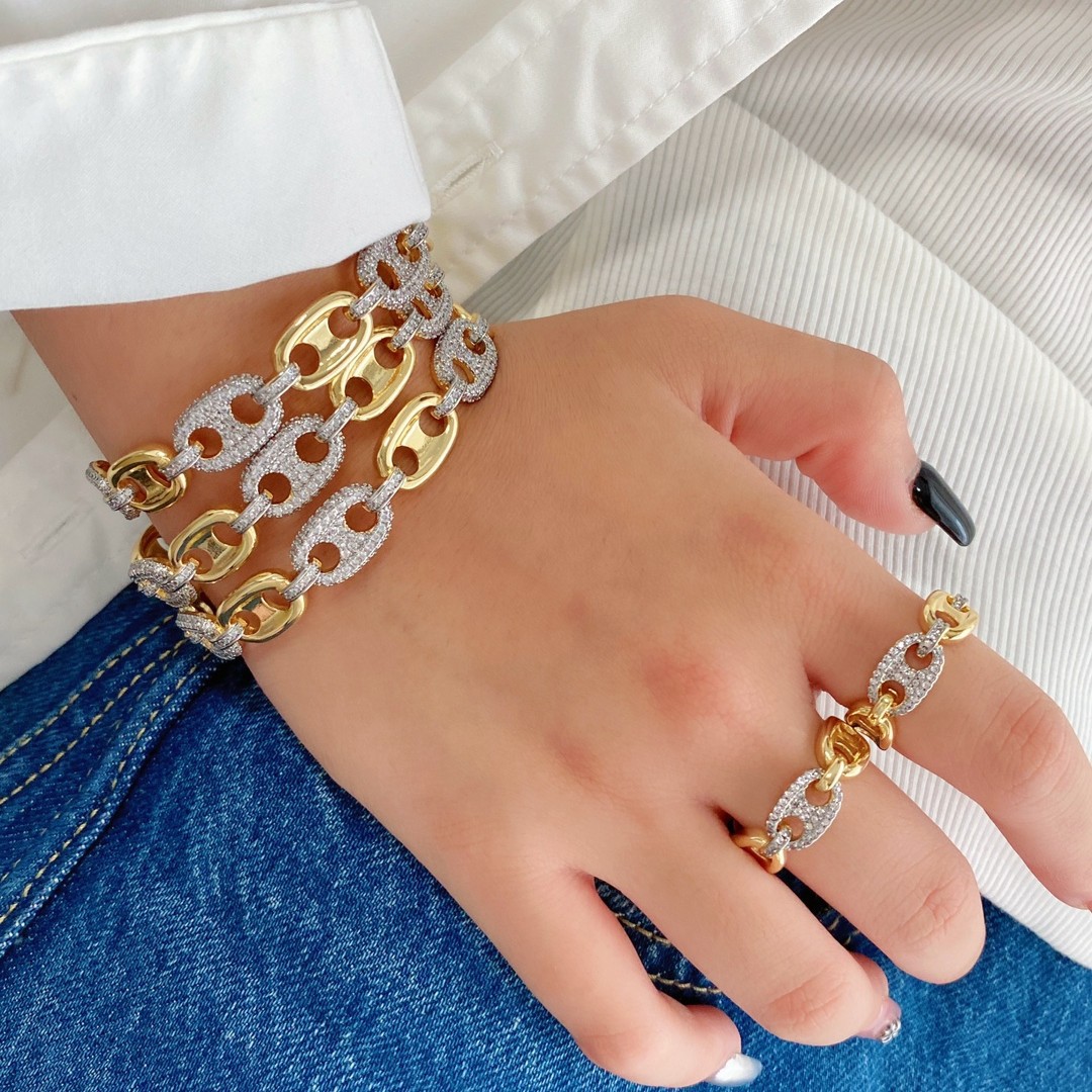New cross-border half-sided diamond-encrusted pig nose bracelet for women, European and American light luxury gold-plated bracelet, personalized foreign trade bracelet and jewelry details Picture