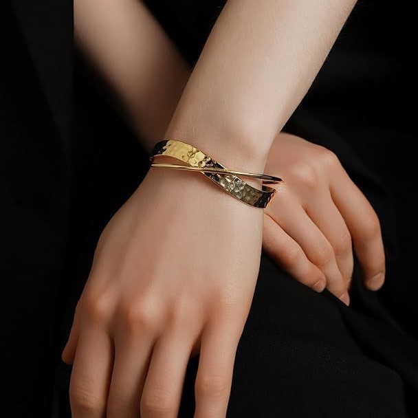 A simple and fashionable InS-style brass metal bracelet with a popular line and open design for women in the east gate of Japan and South Korea Specification image