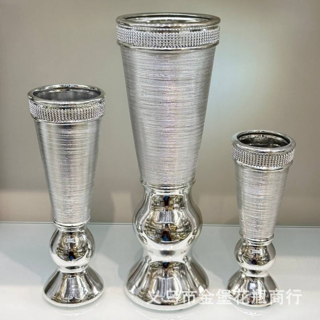 A light luxury ceramic vase for hotel soft furnishings, featuring electroplated brushed and diamond-encrusted craftsmanship, is a decorative item for a model room Application Scenario