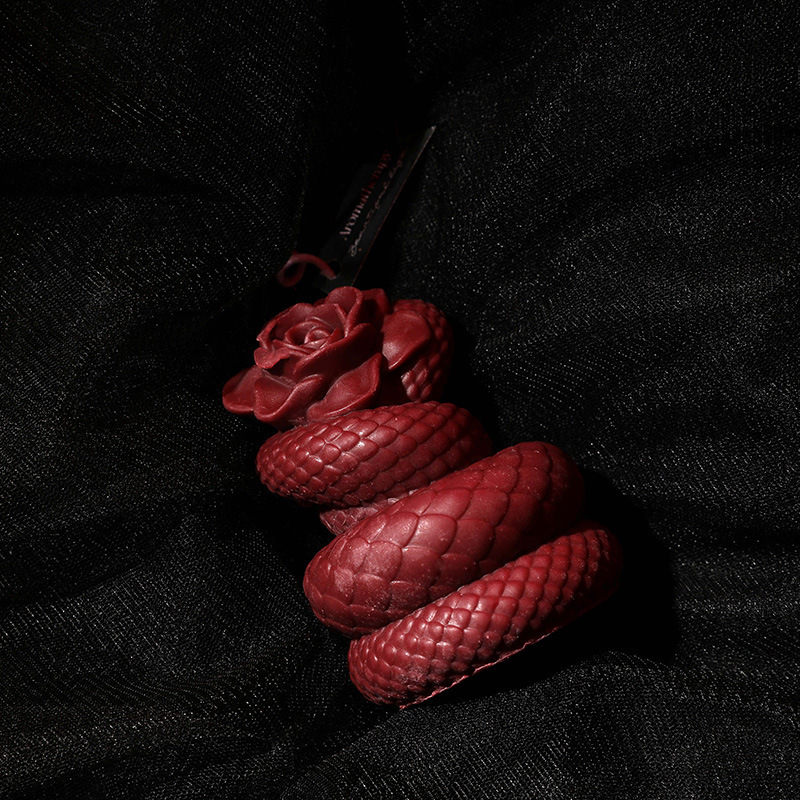 Romantic couple sm props and supplies, snake-shaped rose romantic low-temperature scented candles, high-end bedroom scented candles wholesale Specification image