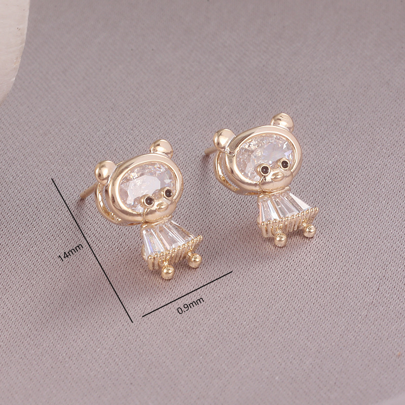 Xuhui jewelry features copper zirconium plated with real gold and silver needles, which are sweet, cute and versatile. The bear stud earrings are simple and elegant for women, and the earrings are niche Application Scenario