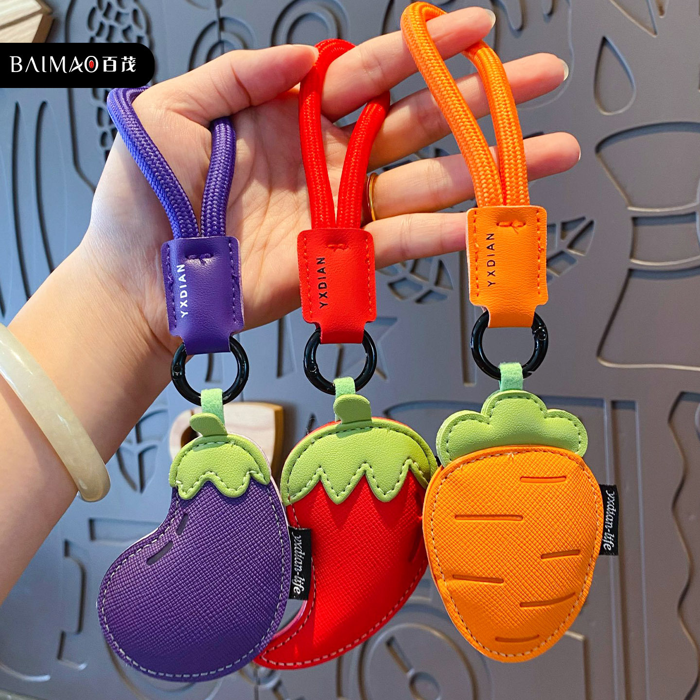 Creative leather vegetable keychains, cartoon carrots and peppers, exquisite small gifts, men's and women's bags, pendants and accessories details Picture