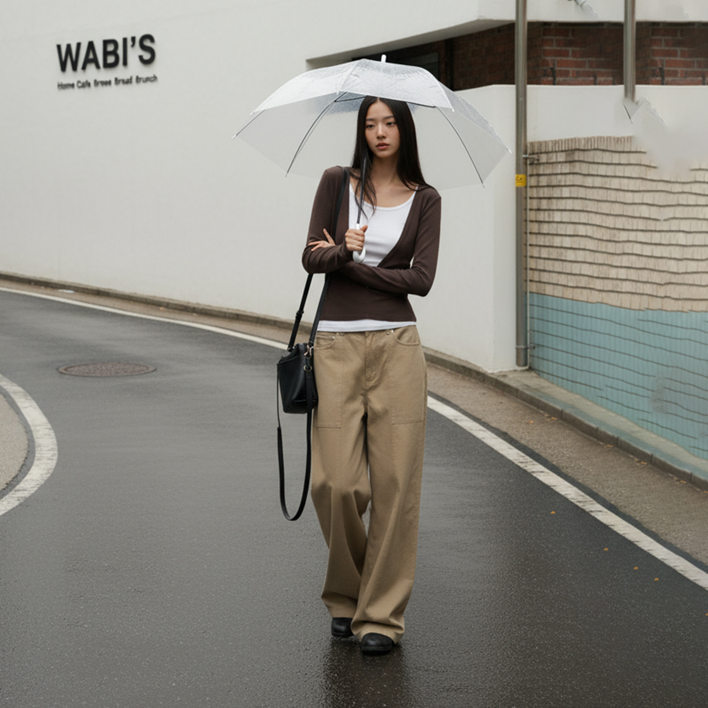 A woman holding an umbrella in the rain, a pedestrian, a little bee transparent umbrella, a children's umbrella on the left, the umbrella is transparent and windproof and rainproof