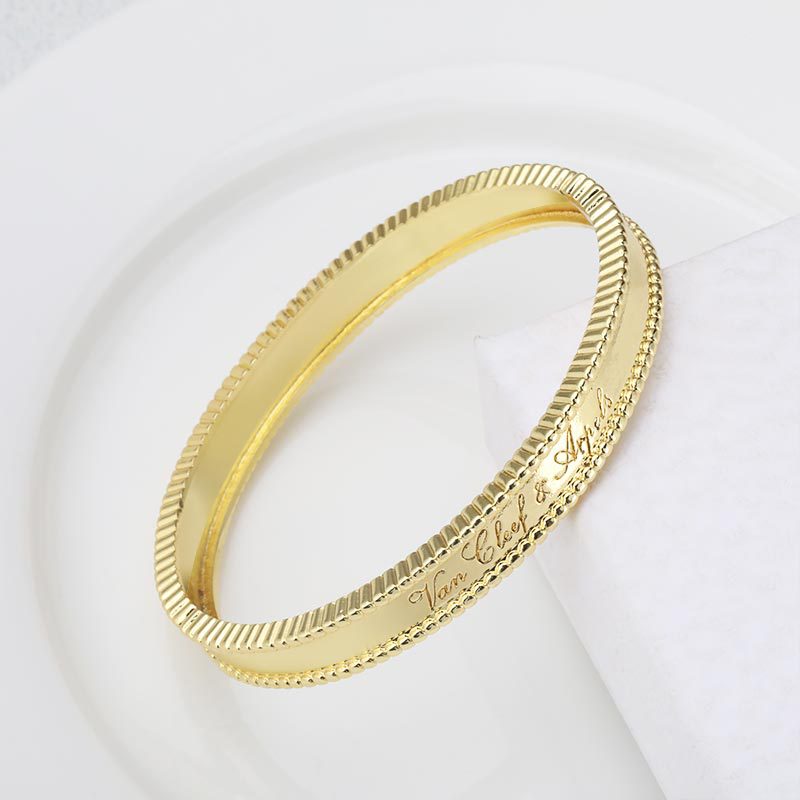 This exquisite quality beaded edge smooth engraved bracelet is a fashionable cross-border bracelet of the same style in Europe and America. It is a best-selling bracelet on Amazon Application Scenario