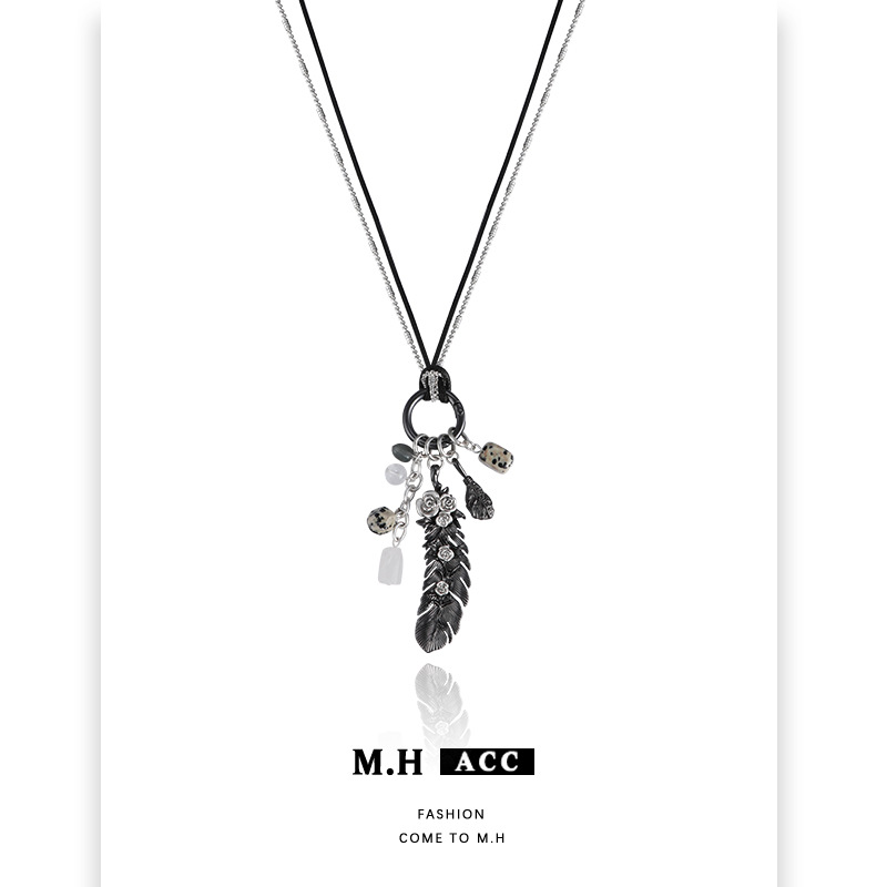 The Dark Feather necklace is a long, original design for women with a versatile commuting style. It is a light luxury, niche, and unique sweet and cool sweater chain
