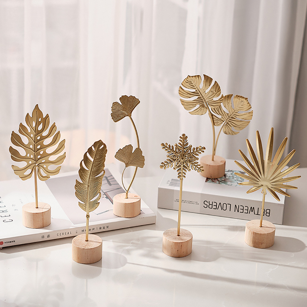 Nordic-style light luxury metal handicrafts, creative home furnishings, living room entrance wine cabinet decorations, ironwork ginkgo leaf ornaments