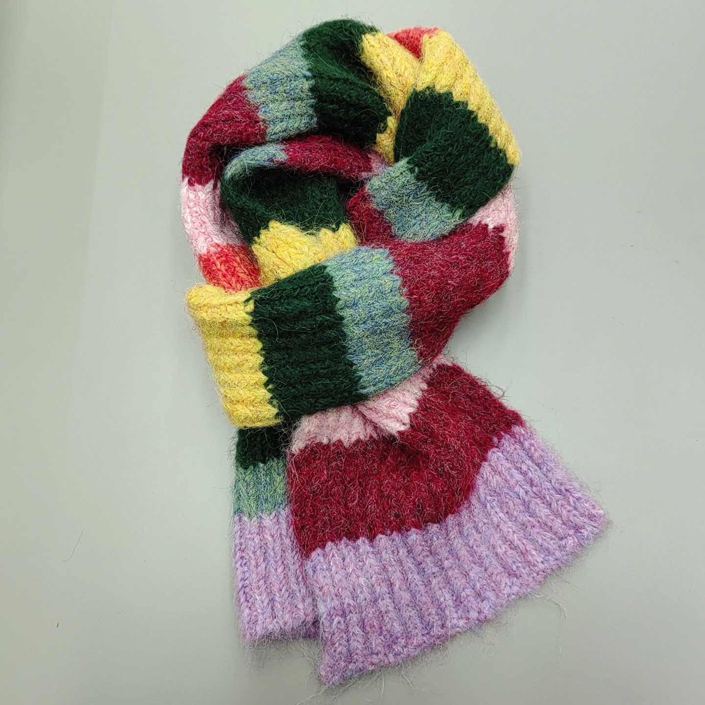 Korean retro seven-color patchwork knitted woolen scarf for women's autumn and winter couples, thickened, warm and versatile, trendy scarf Application Scenario